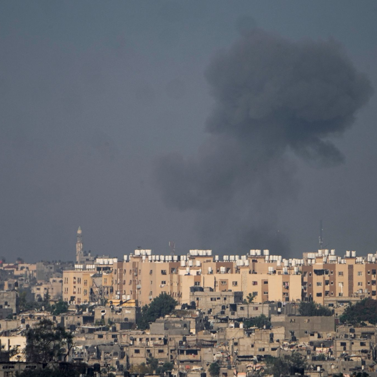 Rauch steigt nach einem israelischen Bombardement über dem Gazastreifen auf. - Foto: Ariel Schalit/AP/dpa