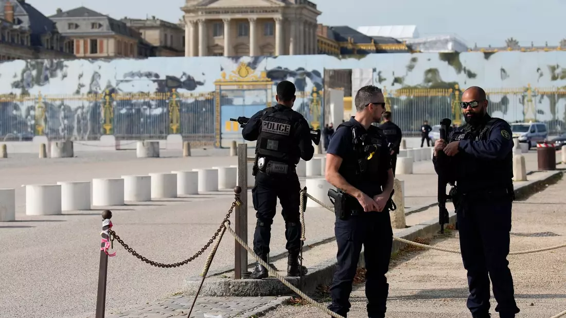 Nach einer Bombendrohung bewachen Polizisten den Eingang des Schlosses von Versailles (Oktober 2023). - Bild: Christophe Ena/AP/dpa