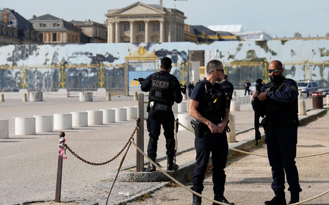 Nach einer Bombendrohung bewachen Polizisten den Eingang des Schlosses von Versailles (Oktober 2023). - Foto: Christophe Ena/AP/dpa