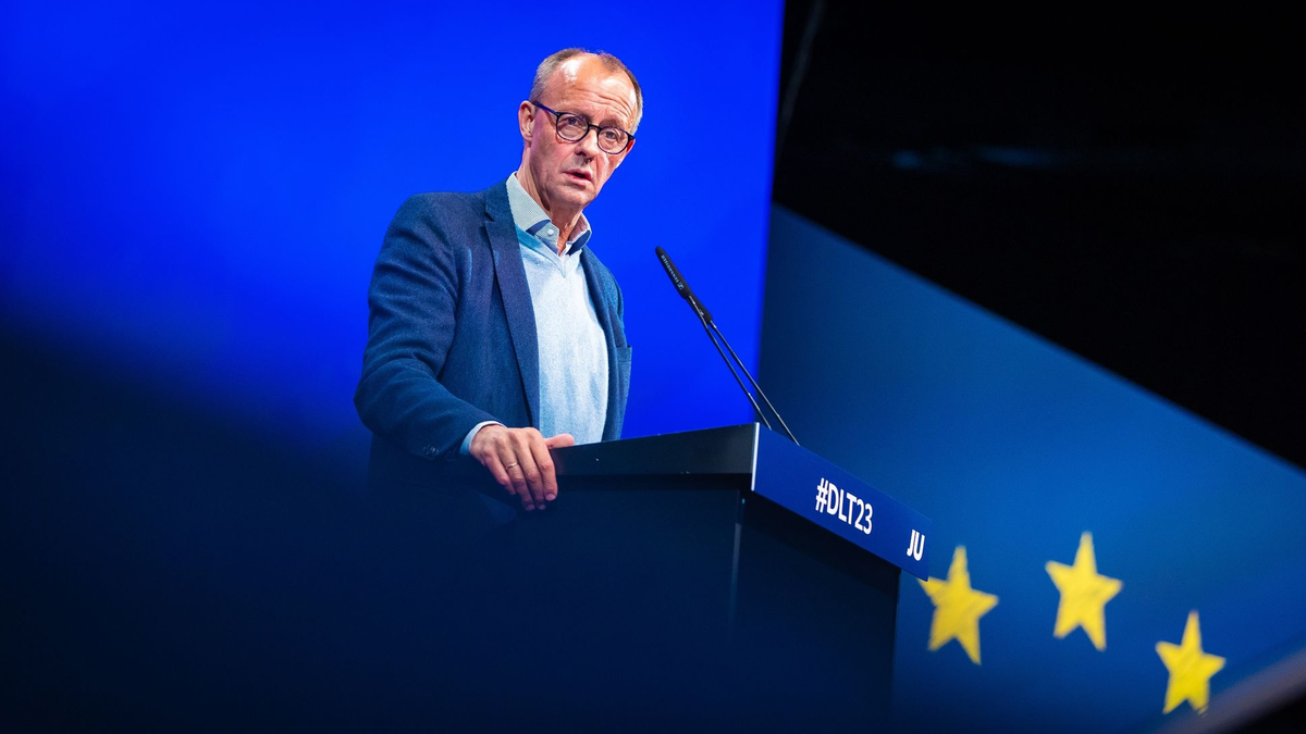 Friedrich Merz, CDU-Bundesvorsitzender und Fraktionsvorsitzender der CDU/CSU-Fraktion, spricht auf dem 75. Deutschlandtag der Jungen Union. - Foto: Moritz Frankenberg/dpa