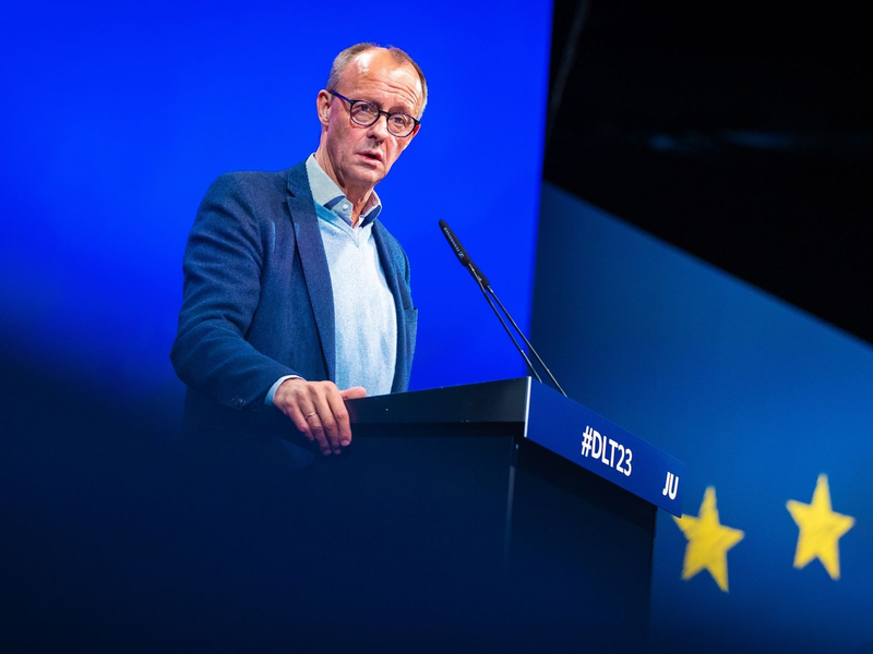 Friedrich Merz, CDU-Bundesvorsitzender und Fraktionsvorsitzender der CDU/CSU-Fraktion, spricht auf dem 75. Deutschlandtag der Jungen Union. - Foto: Moritz Frankenberg/dpa