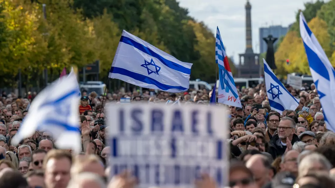 Zahlreiche Menschen nehmen teil an der Kundgebung «Aufstehen gegen Terror, Hass und Antisemitismus – in Solidarität und Mitgefühl mit Israel» vor dem Brandenburger Tor. - Bild: Monika Skolimowska/dpa