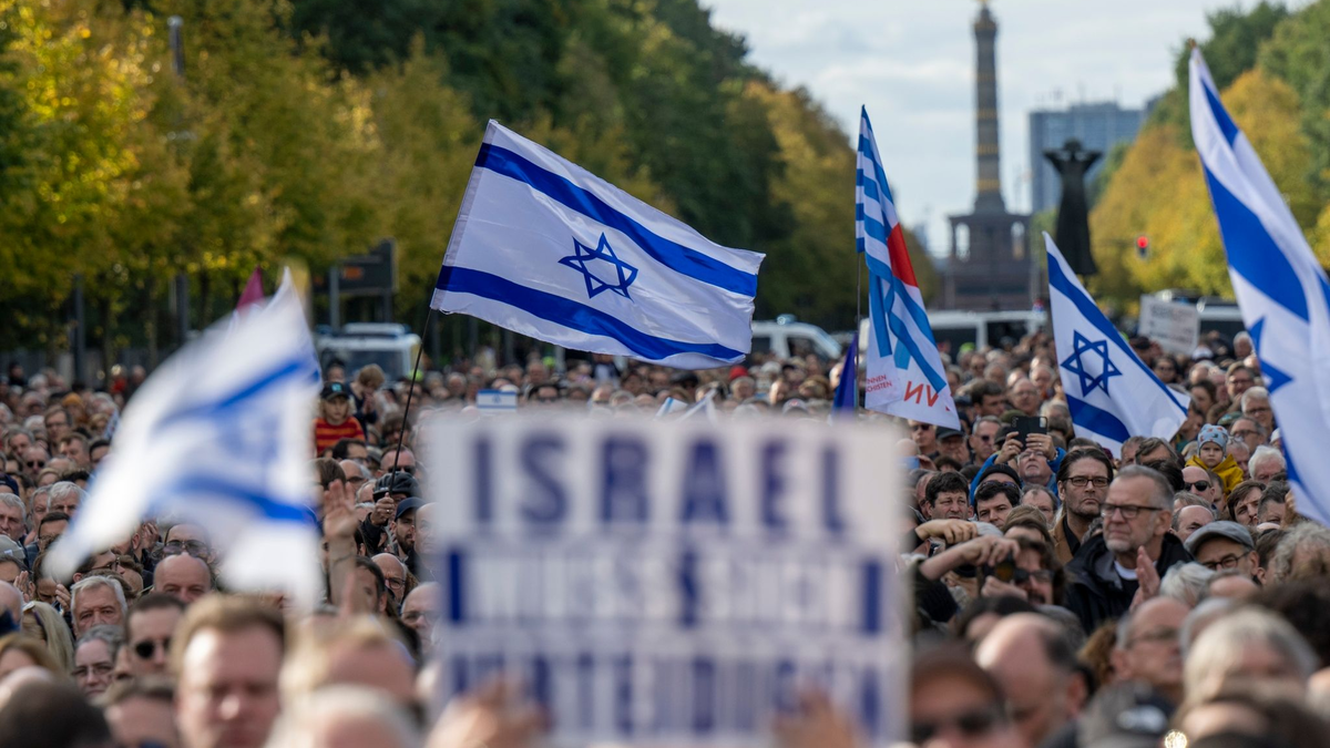 Zahlreiche Menschen nehmen teil an der Kundgebung «Aufstehen gegen Terror, Hass und Antisemitismus – in Solidarität und Mitgefühl mit Israel» vor dem Brandenburger Tor. - Foto: Monika Skolimowska/dpa