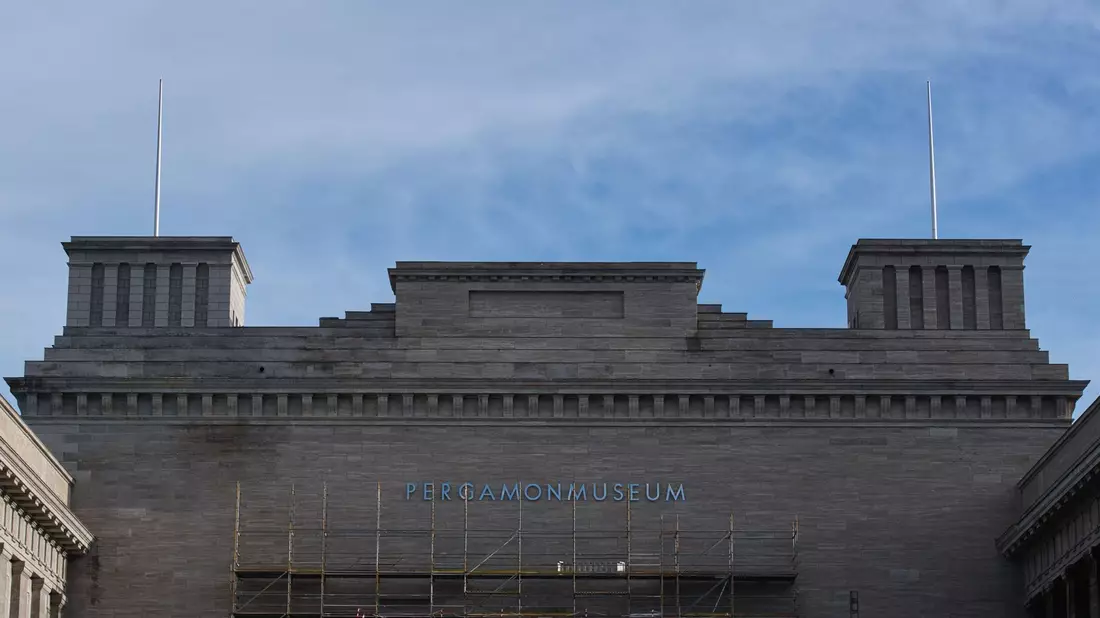 Ein Baugerüst an der Fassade des Pergamonmuseums. - Bild: Paul Zinken/dpa