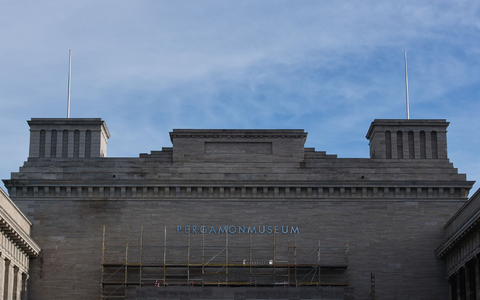 Ein Baugerüst an der Fassade des Pergamonmuseums. - Foto: Paul Zinken/dpa