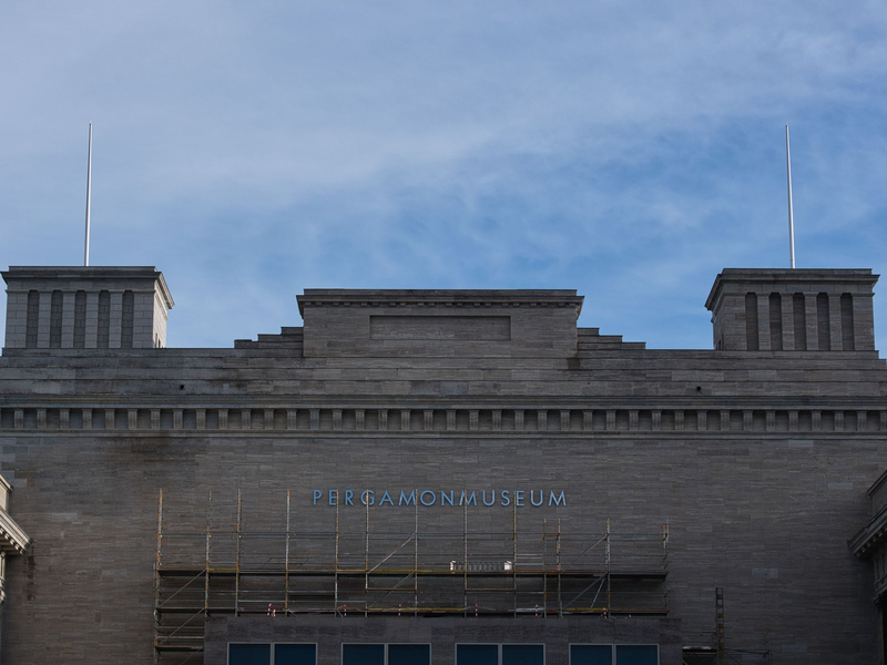 Ein Baugerüst an der Fassade des Pergamonmuseums. - Foto: Paul Zinken/dpa