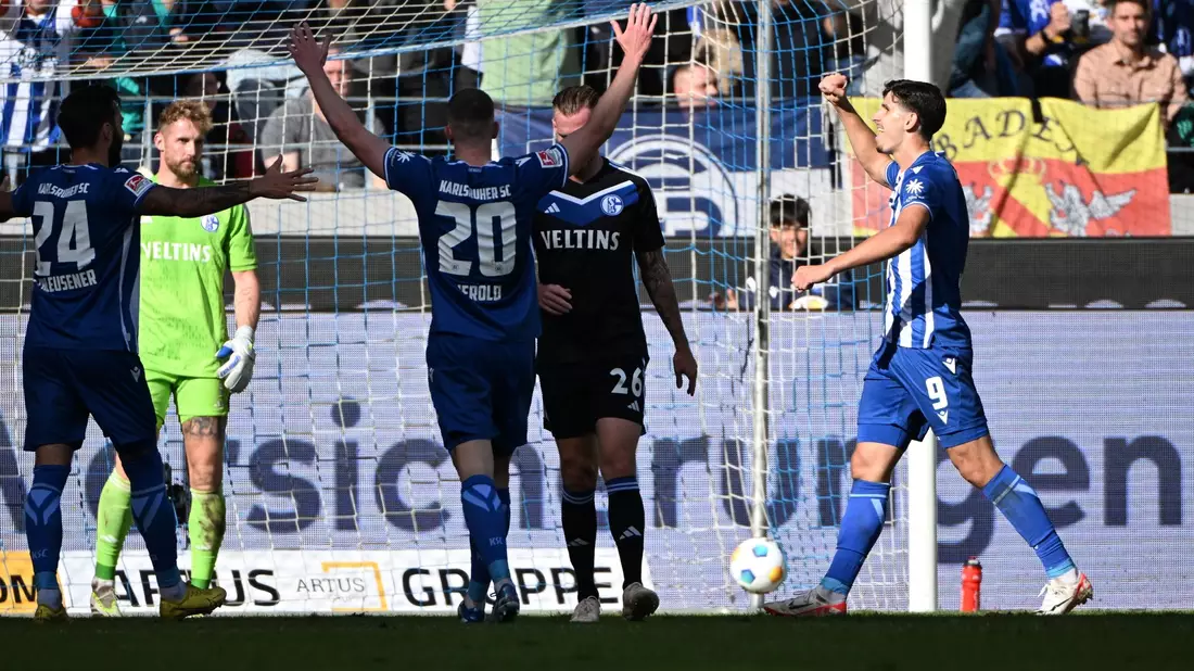 Auch in Karlsruhe blieb der FC Schalke 04 ohne Punkte. - Bild: Uli Deck/dpa