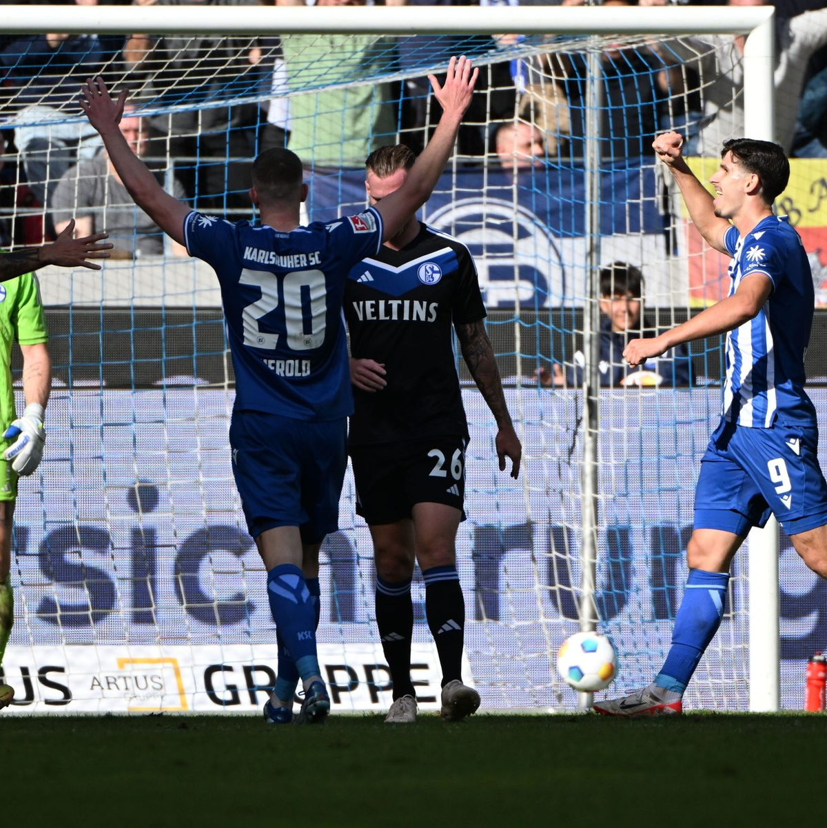 Auch in Karlsruhe blieb der FC Schalke 04 ohne Punkte. - Foto: Uli Deck/dpa