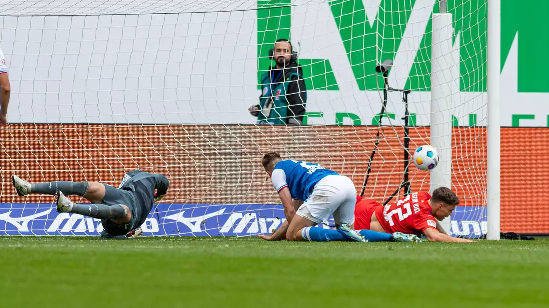 Kiels Nicolai Remberg (r) erzielt das Tor zum 2:1. - Bild: Fotostand / Voelker/Fotostand/Voelker/dpa/dpa