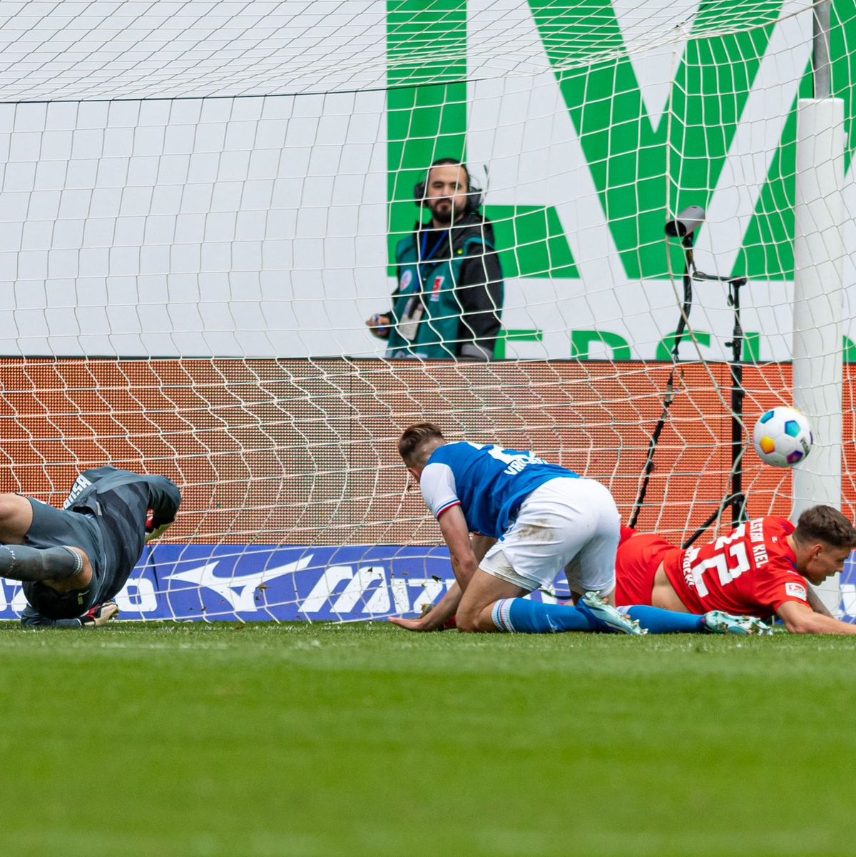 Kiels Nicolai Remberg (r) erzielt das Tor zum 2:1. - Foto: Fotostand / Voelker/Fotostand/Voelker/dpa/dpa
