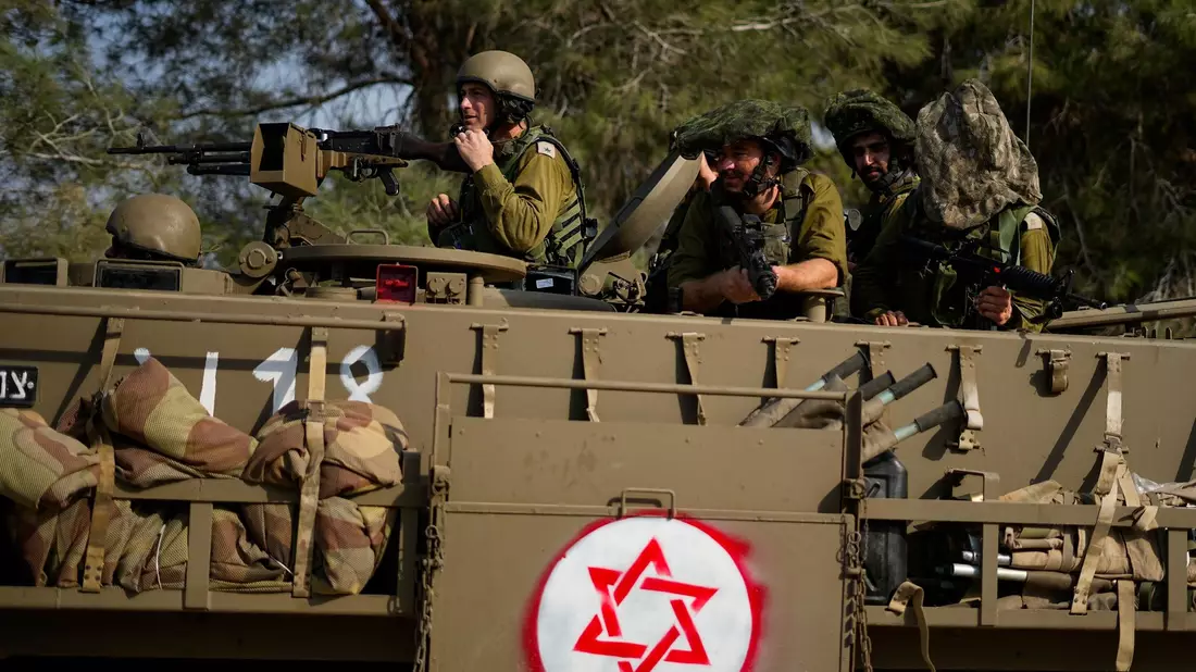 Israelische Soldaten fahren einen gepanzerten Mannschaftstransportwagen (APC) in der Nähe der Grenze zum Gazastreifen im Süden Israels. - Bild: Ariel Schalit/AP/dpa