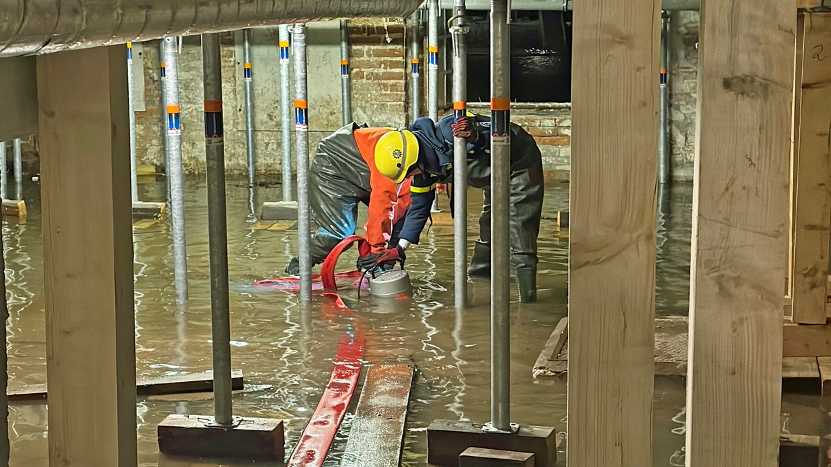 THW HH MV SH: Technisches Hilfswerk (THW) im Sturmflut-Einsatz im Norden - Erste Einsatzbilanz - Foto: presseportal.de