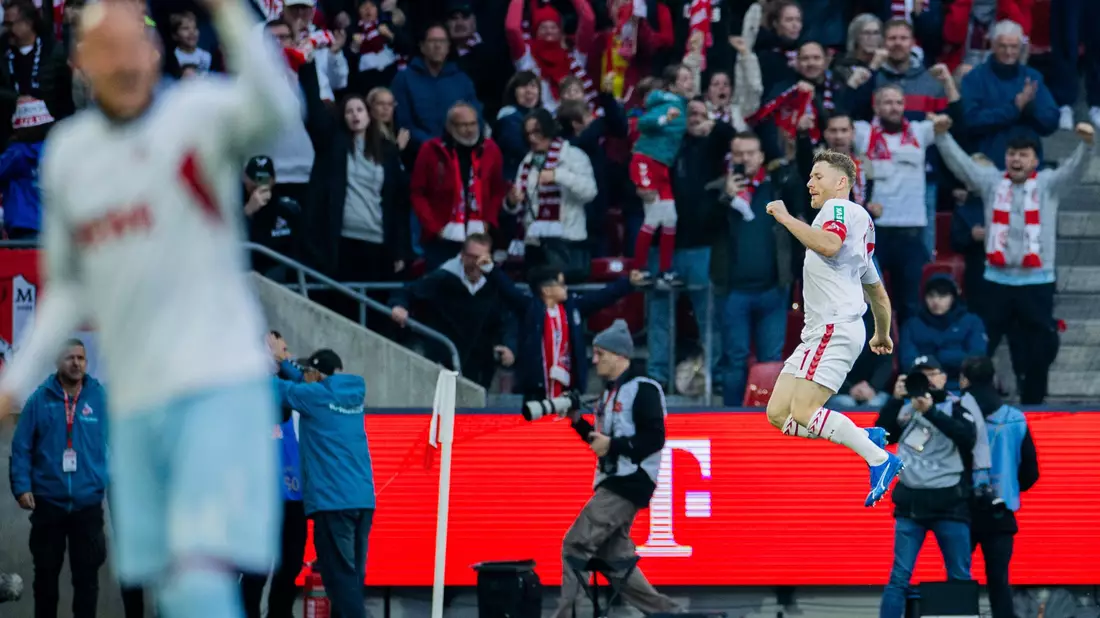 Florian Kainz jubelt nach seinem Elfmetertreffer zum 2:1 für den 1. FC Köln. - Bild: Rolf Vennenbernd/dpa