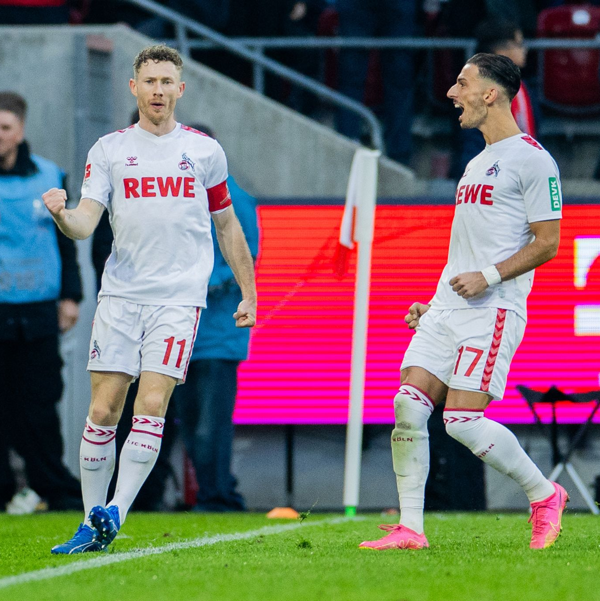 Leart Paqarada (r) und Florian Kainz bejubeln einen Kölner Treffer. - Foto: Rolf Vennenbernd/dpa