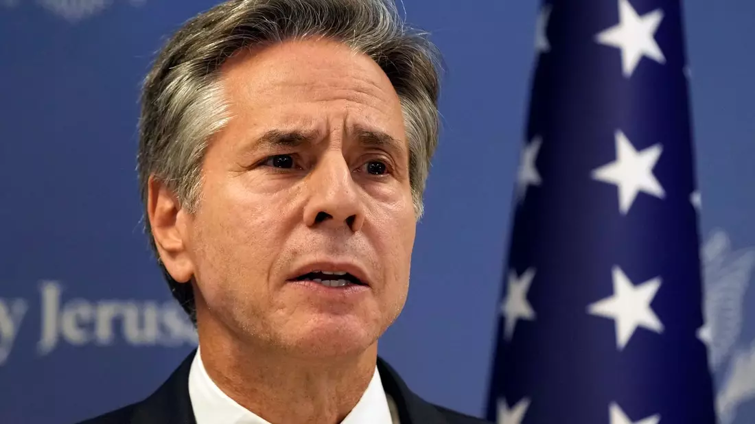 US-Außenminister Antony Blinken spricht in Tel Aviv nach einem Treffen mit dem israelischen Ministerpräsidenten Netanjahu. - Bild: Jacquelyn Martin/AP Pool/dpa