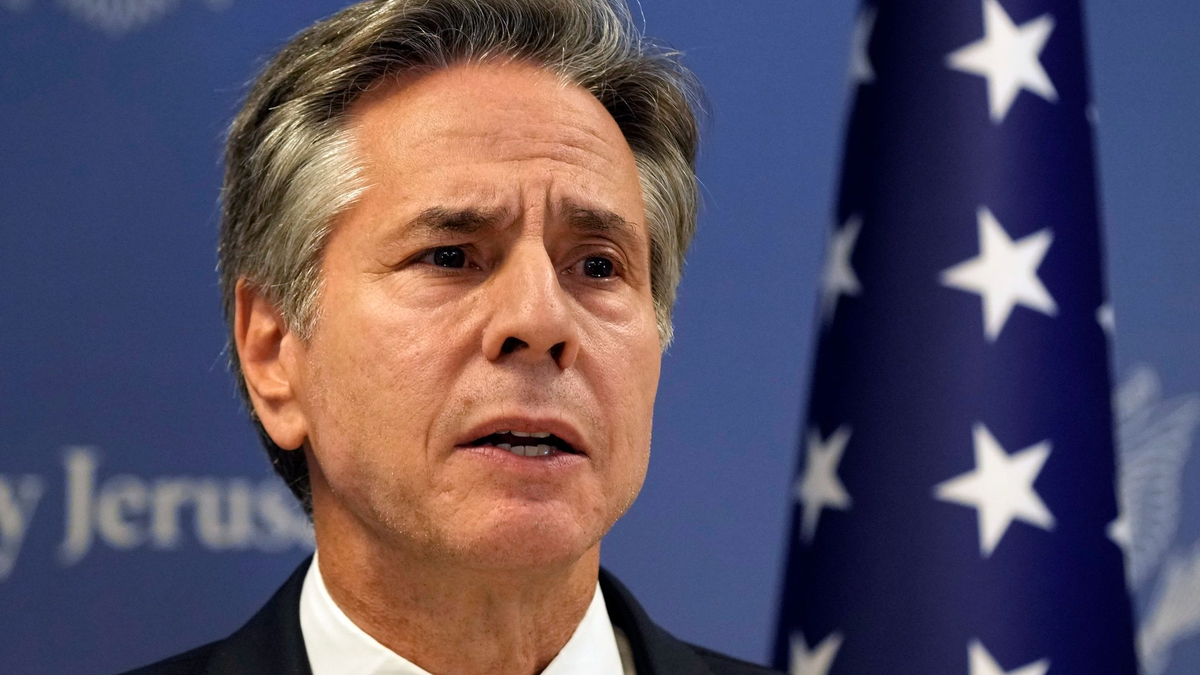 US-Außenminister Antony Blinken spricht in Tel Aviv nach einem Treffen mit dem israelischen Ministerpräsidenten Netanjahu. - Foto: Jacquelyn Martin/AP Pool/dpa