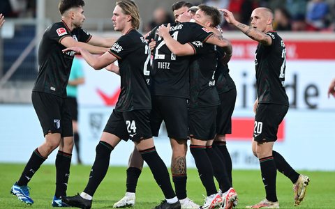 Augsburgs Spieler freuen sich über ein Tor bei Sieg in Heidenheim. - Foto: Bernd Weißbrod/dpa