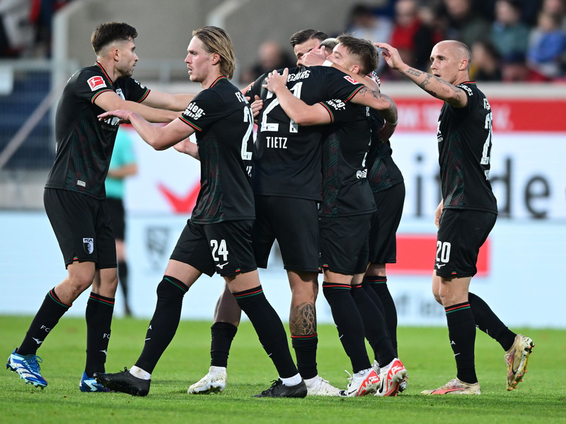 Augsburgs Spieler freuen sich über ein Tor bei Sieg in Heidenheim. - Foto: Bernd Weißbrod/dpa