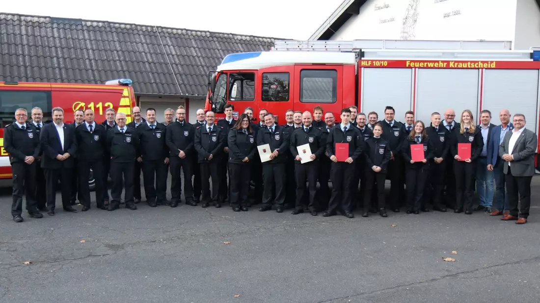FW VG Asbach: Wehren der VG Asbach treffen sich zum Feuerwehrtag / Zahlreichen Neuaufnahmen und Ehrungen in Kölsch-Büllesbach - Bild: presseportal.de