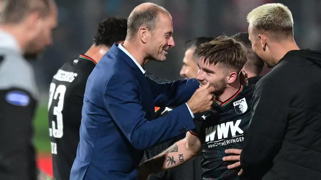 Neu-FCA-Trainer Jens Thorup herzt Mads Pedersen, den Torschützen zum 2:2-Ausgleich. - Bild: Bernd Weißbrod/dpa