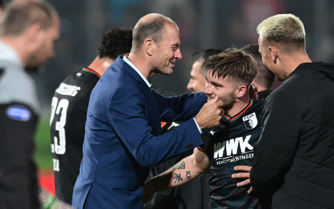 Neu-FCA-Trainer Jens Thorup herzt Mads Pedersen, den Torschützen zum 2:2-Ausgleich. - Foto: Bernd Weißbrod/dpa