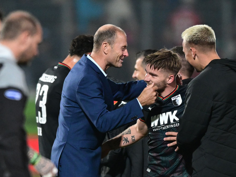 Neu-FCA-Trainer Jens Thorup herzt Mads Pedersen, den Torschützen zum 2:2-Ausgleich. - Foto: Bernd Weißbrod/dpa