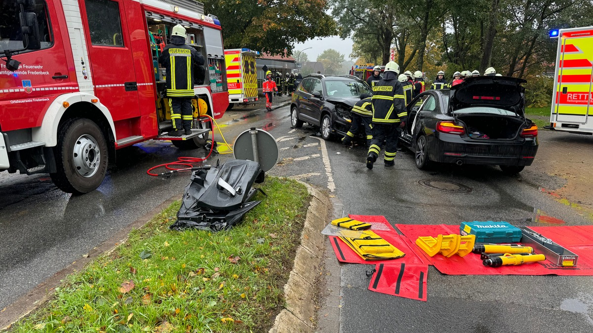FFW Fredenbeck: Zwei Autofahrer bei Verkehrsunfall verletzt / Feuerwehr befreit Fahrerin aus BMW - Foto: presseportal.de
