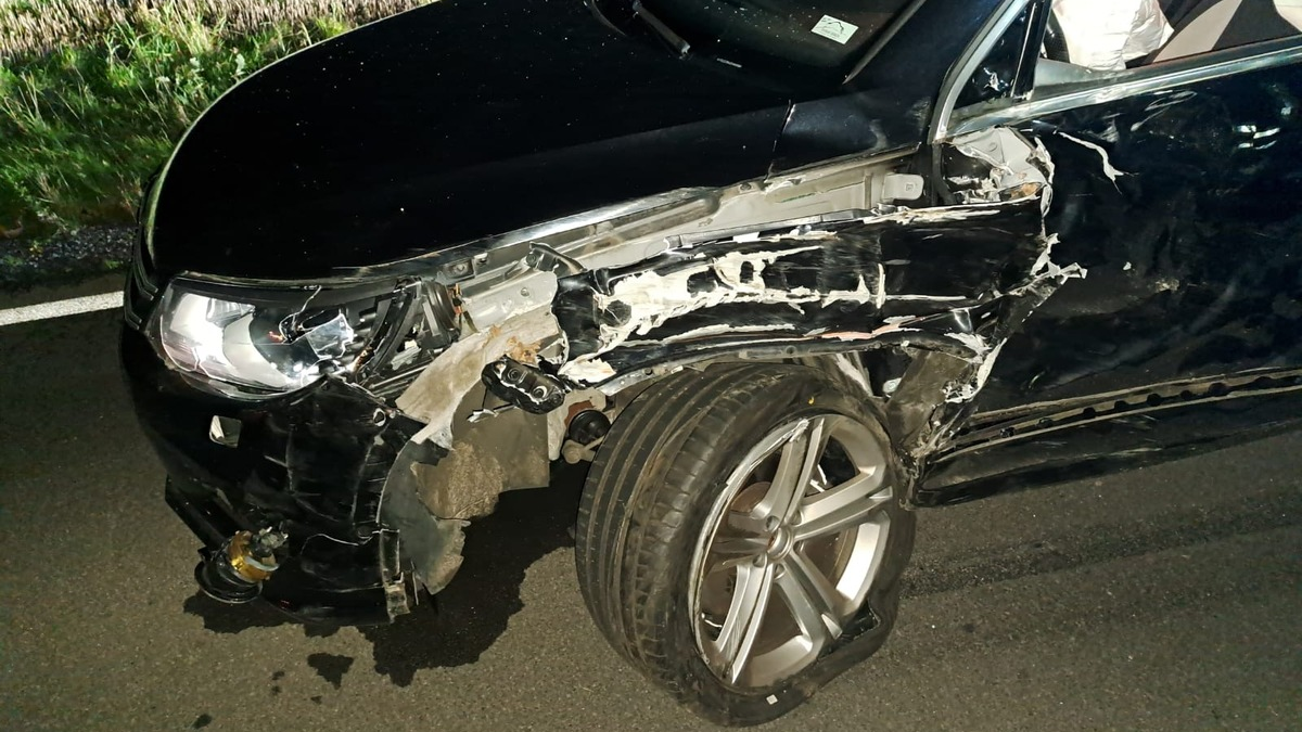 FFW Fredenbeck: PKW kollidiert mit Traktor / PKW-Insassen verletzt - Foto: presseportal.de