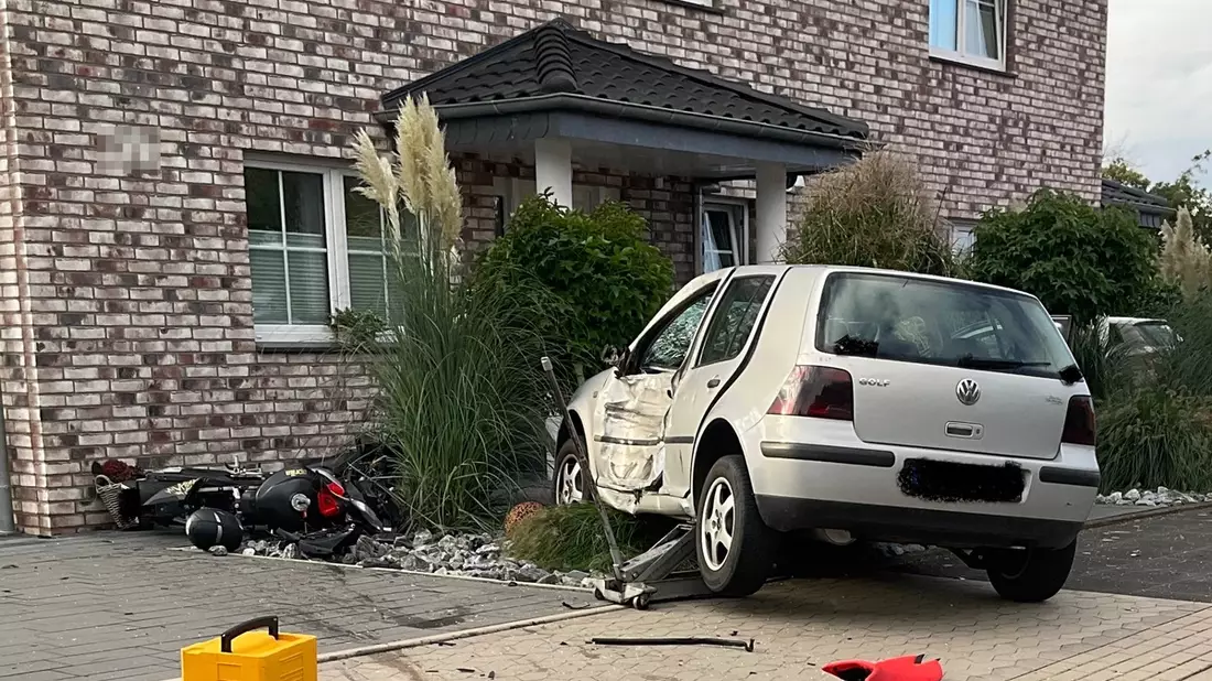 FF Bad Salzuflen: Motorradfahrer wird unter Pkw eingeklemmt / Zwei Menschen bei Unfall in Wülfer-Bexten zum Teil lebensgefährlich verletzt - Bild: presseportal.de