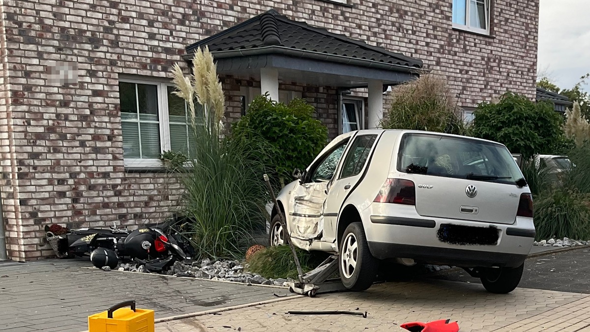 FF Bad Salzuflen: Motorradfahrer wird unter Pkw eingeklemmt / Zwei Menschen bei Unfall in Wülfer-Bexten zum Teil lebensgefährlich verletzt - Foto: presseportal.de