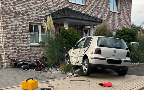 FF Bad Salzuflen: Motorradfahrer wird unter Pkw eingeklemmt / Zwei Menschen bei Unfall in Wülfer-Bexten zum Teil lebensgefährlich verletzt - Foto: presseportal.de