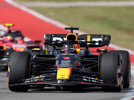 Im Red Bull fuhr Max Verstappen beim Großen Preis der USA zum Sieg. - Foto: Nick Didlick/AP/dpa