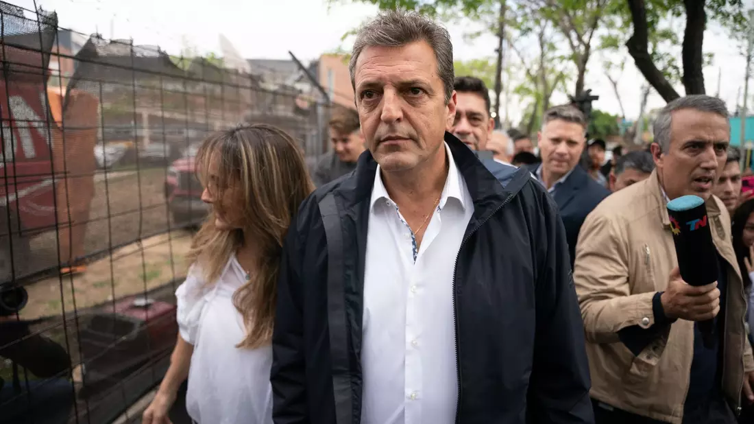 Sergio Massa kommt in einem Wahllokal in Buenos Aires an, um seine Stimme abzugeben. - Bild: Franco Fafasuli/dpa