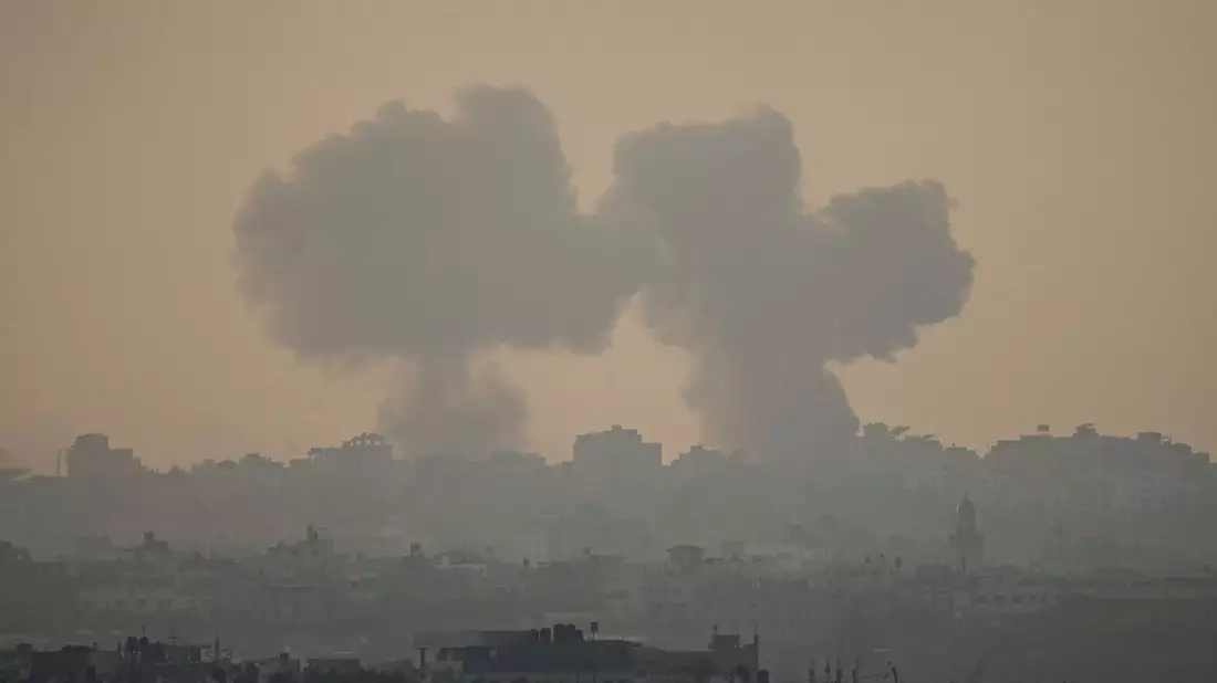 Im Gazastreifen ist das Internet komplett ausgefallen. Dadurch werden Hilfsmaßnahmen nahezu unmöglich.  - Bild: Ariel Schalit/AP/dpa