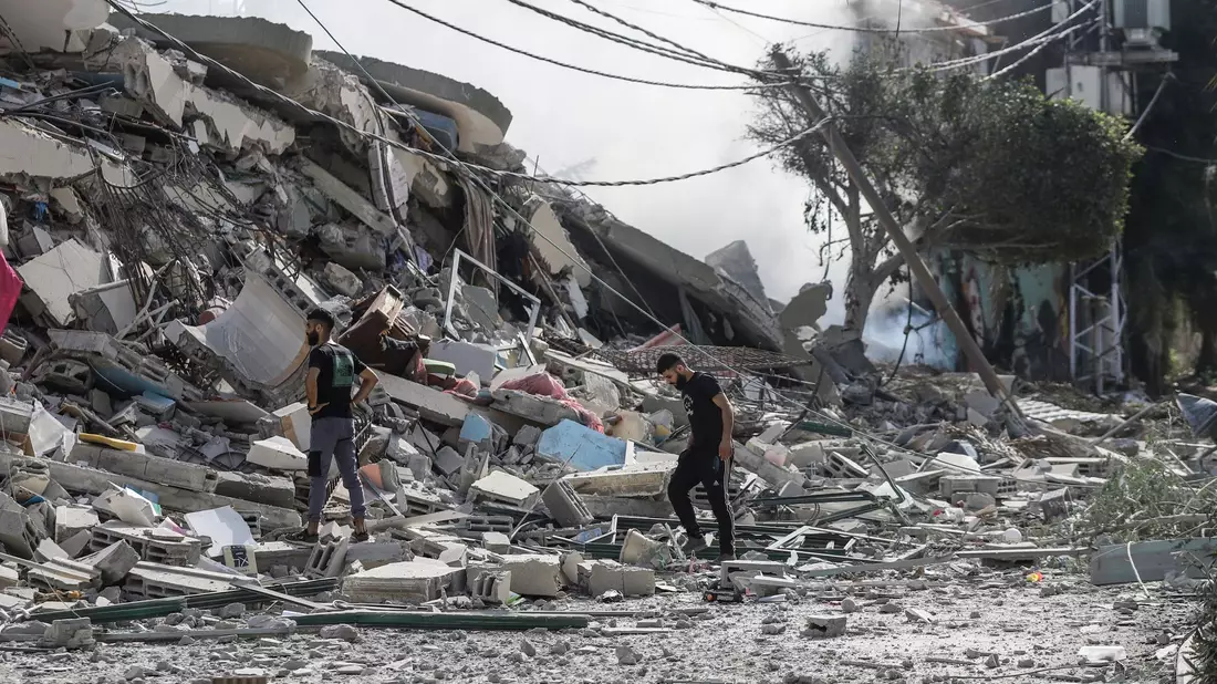 Palästinenser inspizieren die Trümmer nach einem israelischen Angriff auf das Viertel Tel al-Hawa im Gazastreifen. - Bild: Mohammad Abu Elsebah/dpa