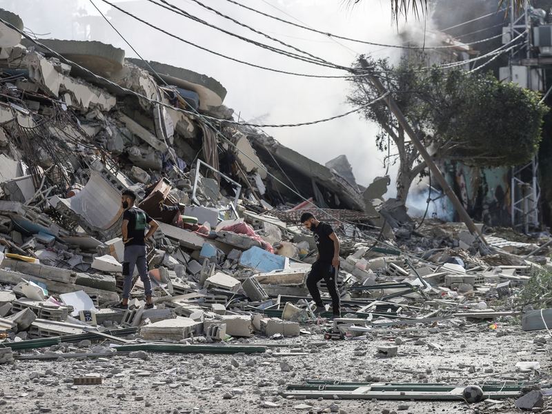 Palästinenser inspizieren die Trümmer nach einem israelischen Angriff auf das Viertel Tel al-Hawa im Gazastreifen. - Foto: Mohammad Abu Elsebah/dpa