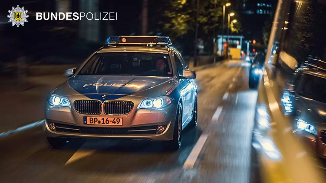 Bundespolizeidirektion München: Unbekannter beißt Zugbegleiter / Täter mutmaßlich ohne Ticket unterwegs - Bild: presseportal.de