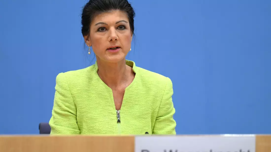 Die Politikerin Sahra Wagenknecht spricht während der Pressekonferenz zur Gründung des Vereins «Bündnis Sahra Wagenknecht - Für Vernunft und Gerechtigkeit». - Bild: Soeren Stache/dpa