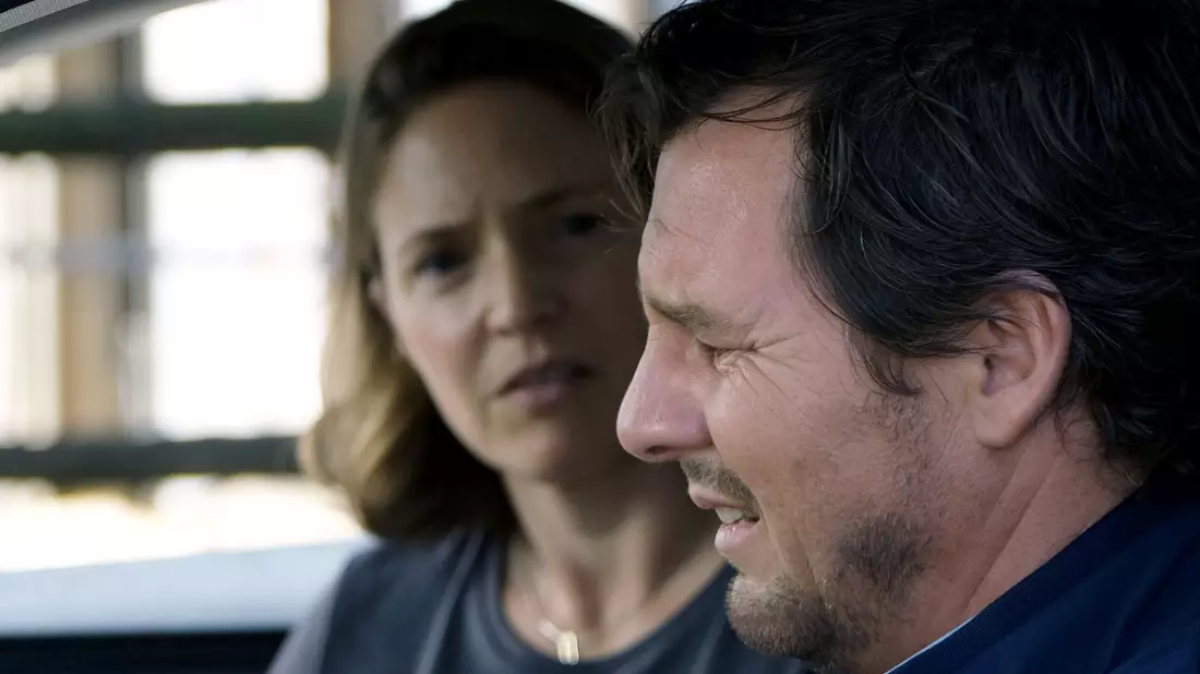 Frank (Felix Klare) und seine Frau Sabina (Patricia Aulitzky) in einer Szene des TV-Missbrauchs-Dramas «Wir haben einen Deal». - Bild: Gabriele Faber/Rat Pack/ZDF/dpa