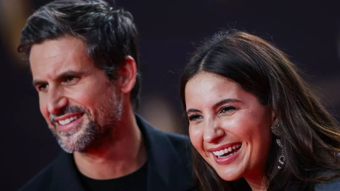 Tom Beck und Chryssanthi Kavazi bei der  Verleihung der Deutschen Fernsehpreise 2023. - Bild: Rolf Vennenbernd/dpa