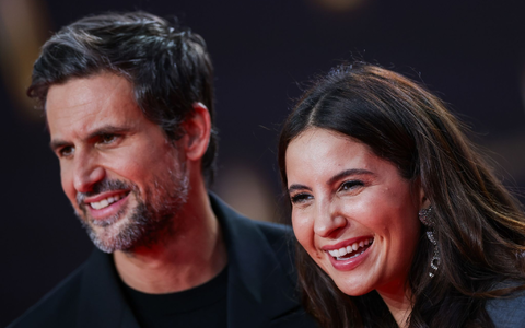 Tom Beck und Chryssanthi Kavazi bei der  Verleihung der Deutschen Fernsehpreise 2023. - Foto: Rolf Vennenbernd/dpa