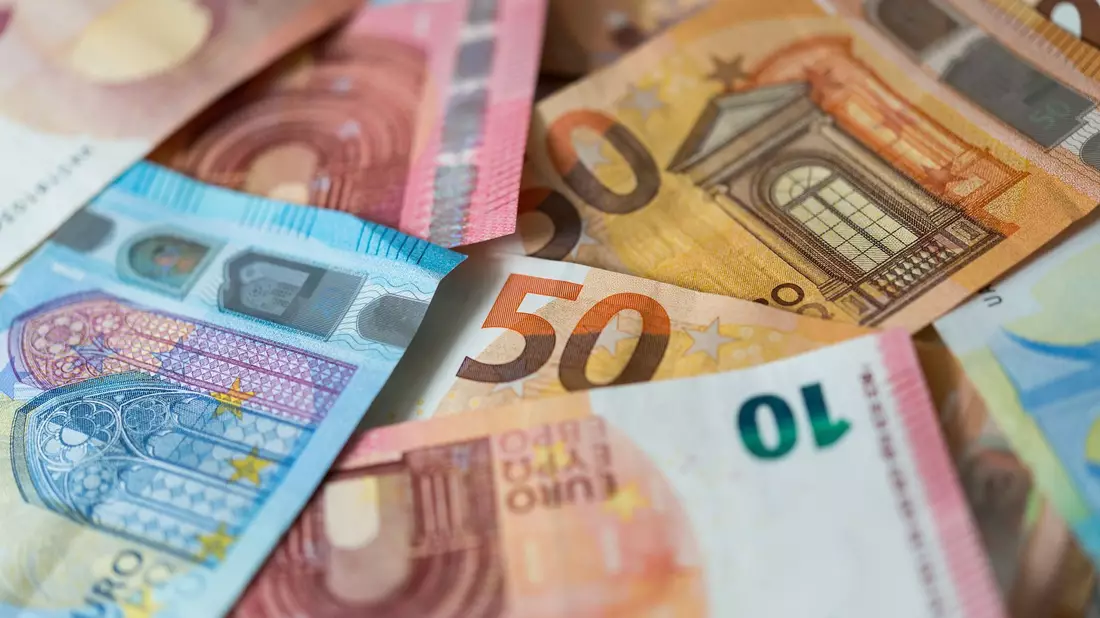 «Die Banken erhöhen nach und nach die Kreditzinsen und gehen zurückhaltender bei der Vergabe vor», sagt Ifo-Experte Klaus Wohlrabe. - Bild: Monika Skolimowska/dpa-Zentralbild/dpa/Illustration
