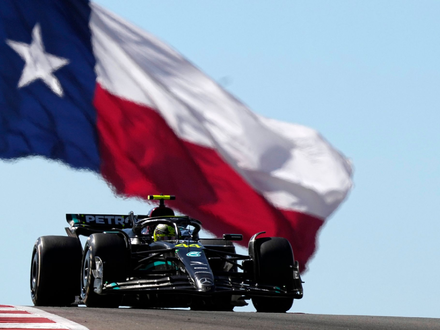 Mercedes-Pilot Lewis Hamilton wurde nachträglich disqualifiziert. - Foto: Eric Gay/AP/dpa