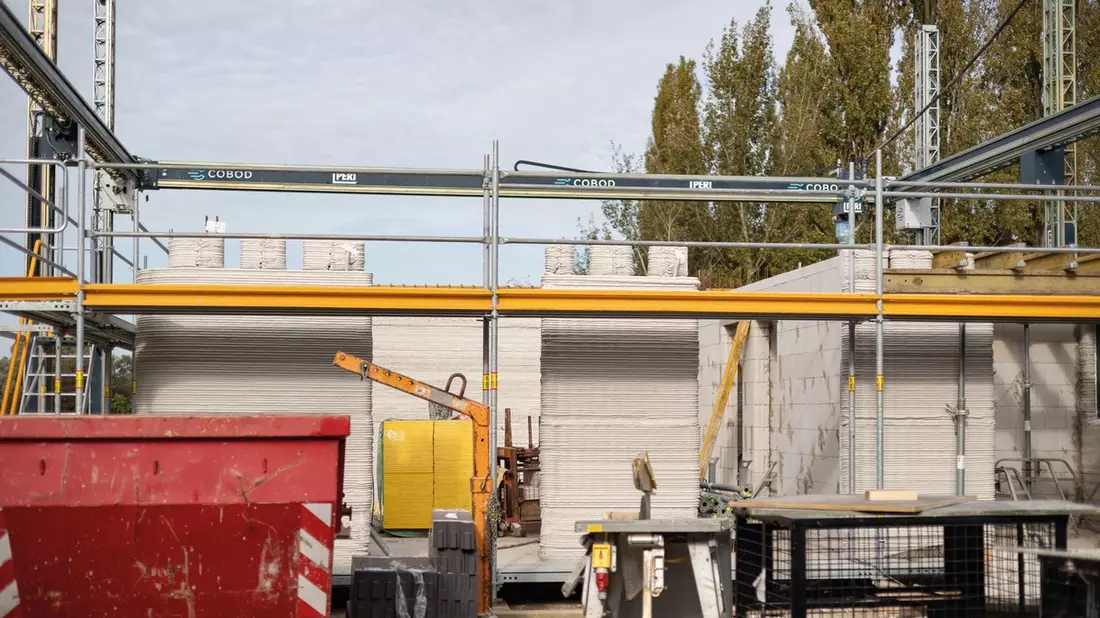 PERI 3D Construction setzt Deutschlands erstes öffentlich gefördertes Mehrfamilienhaus im 3D-Druckverfahren um / Ministerin Scharrenbach besucht die 3D-Druckbaustelle - Bild: presseportal.de