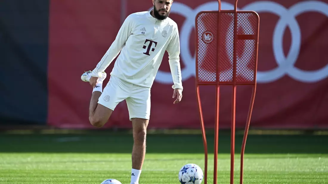 Noussair Mazraoui beim Training des FC Bayern München. - Bild: Lennart Preiss/dpa