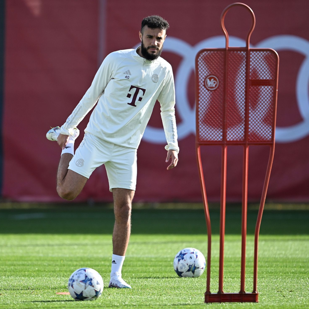 Noussair Mazraoui beim Training des FC Bayern München. - Foto: Lennart Preiss/dpa