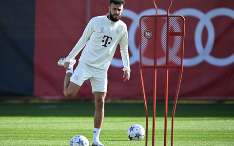 Noussair Mazraoui beim Training des FC Bayern München. - Foto: Lennart Preiss/dpa