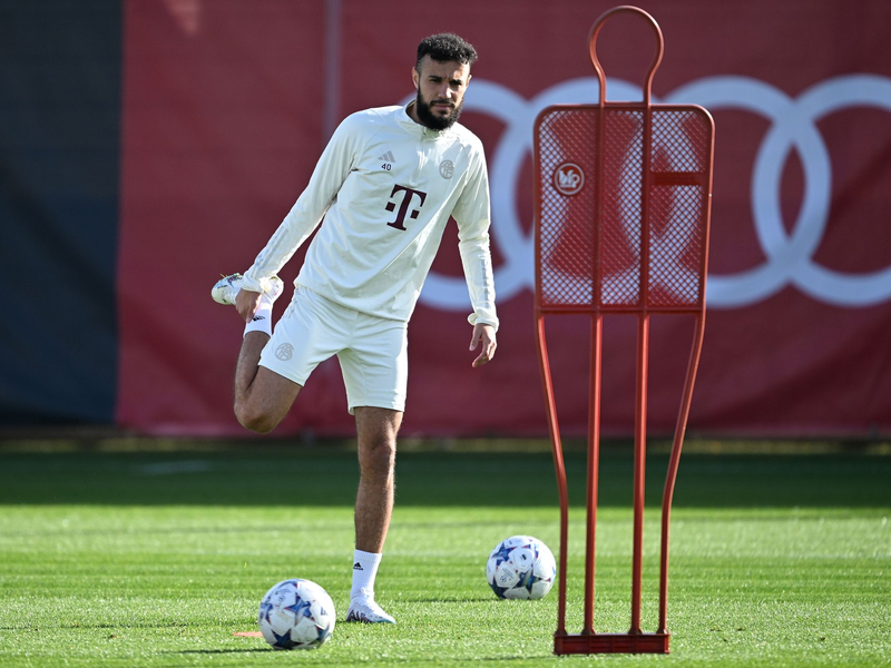 Noussair Mazraoui beim Training des FC Bayern München. - Foto: Lennart Preiss/dpa