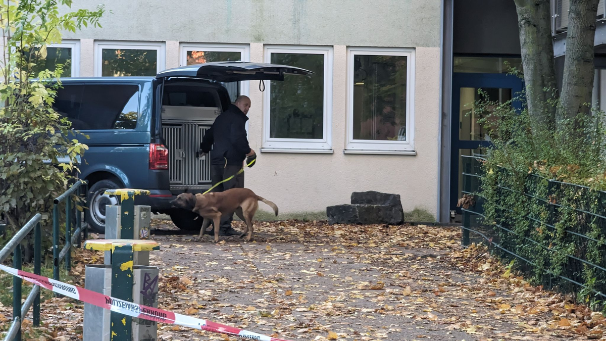 Nach einer Bombendrohung ist eine Schule in Erfurt evakuiert worden. - Foto: Martin Wichmann/Wichmann-tv/dpa
