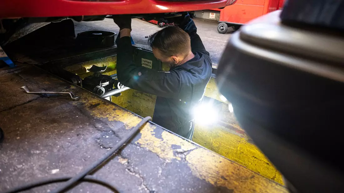 Wer ein Auto besitzt, muss sich in den kommenden Jahren auf höhere Prämien für die Kfz-Versicherung einstellen. - Bild: Fabian Sommer/dpa